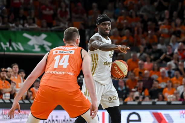 客场遗憾落败，国足球员赛后向球迷谢场.